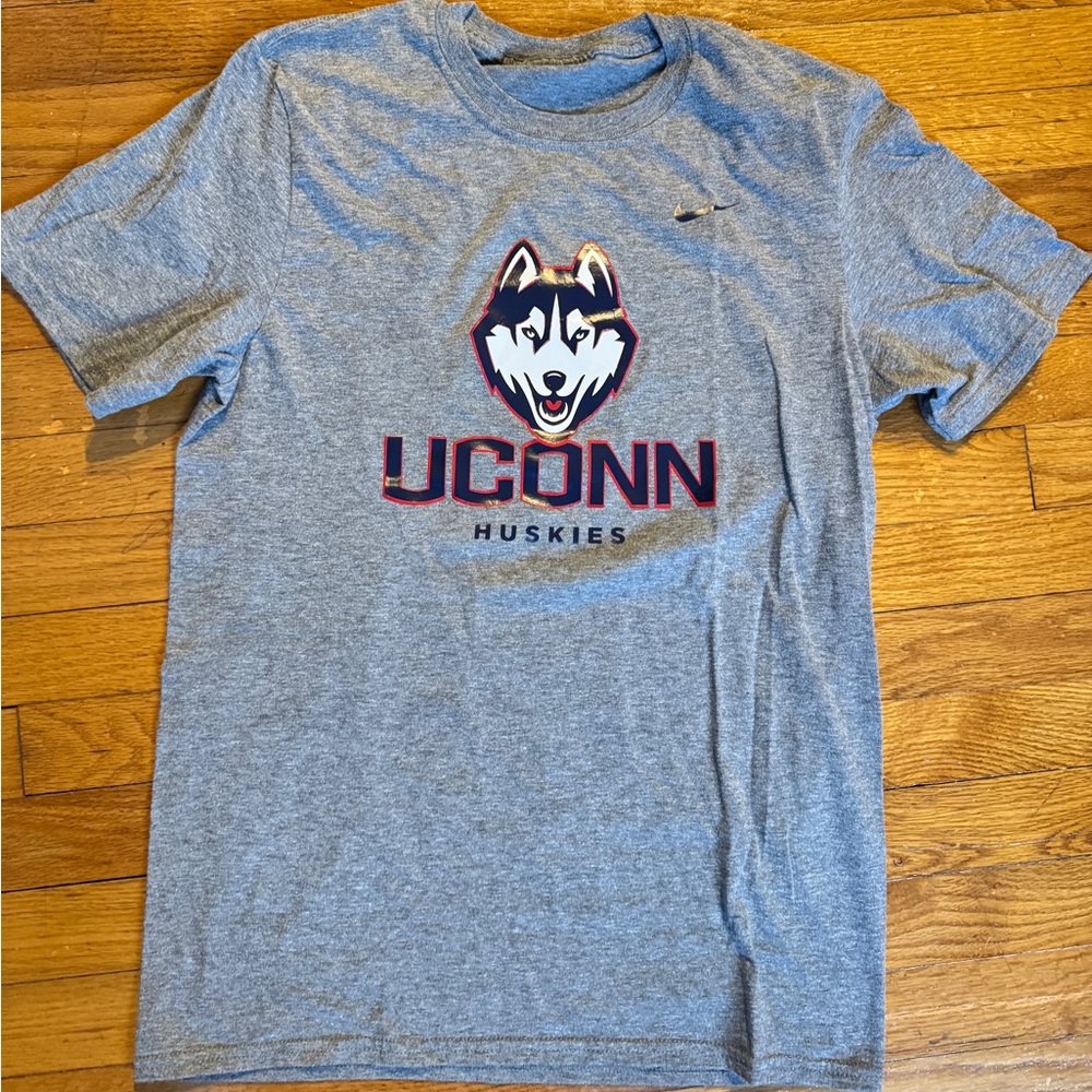Men’s UCONN Medium Tshirt
